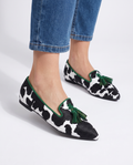 Geneviève | Mocassin vache noir et blanc, pampilles vertes